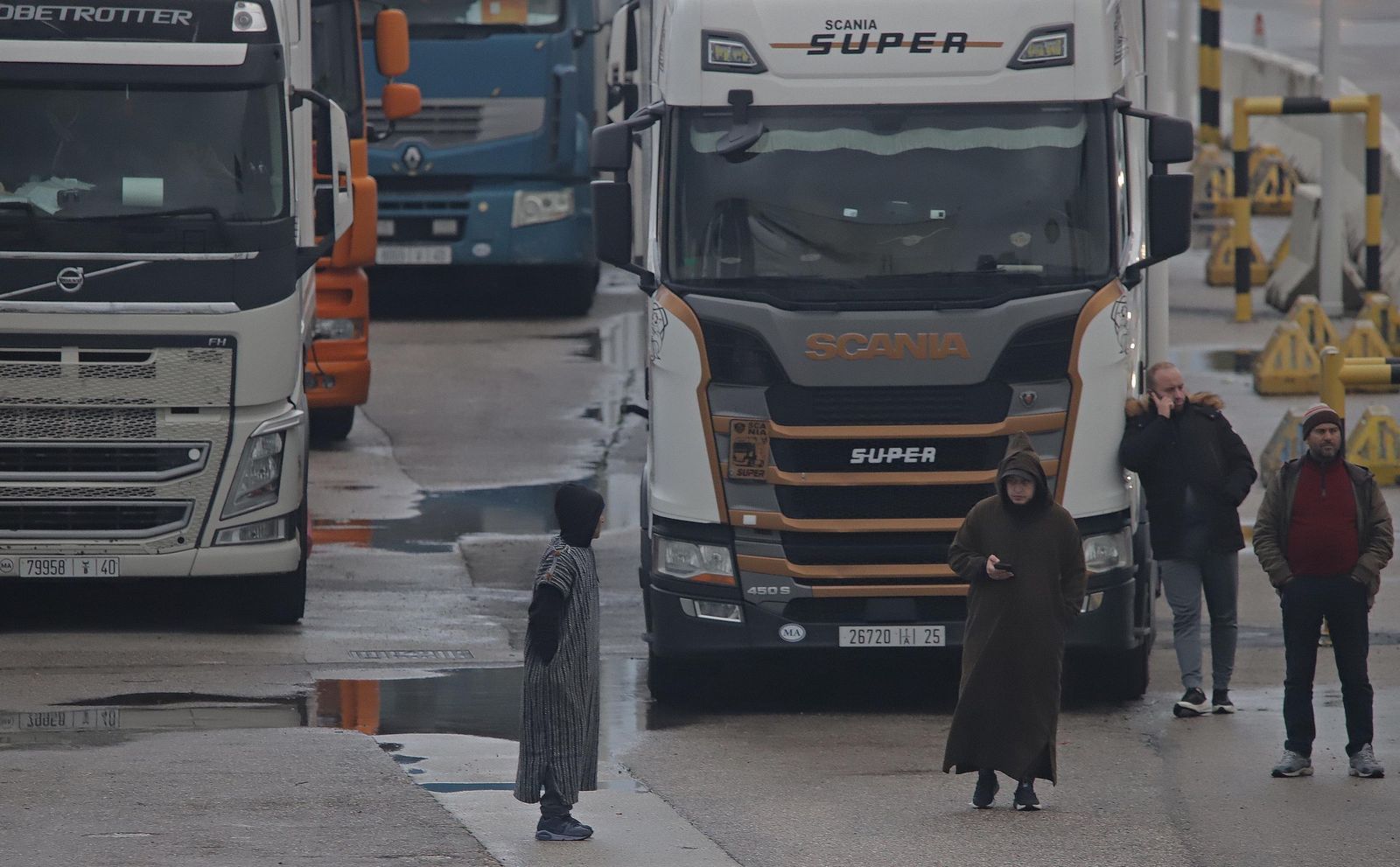 Fotos del cierre del acceso para camiones en el Puerto de Algeciras