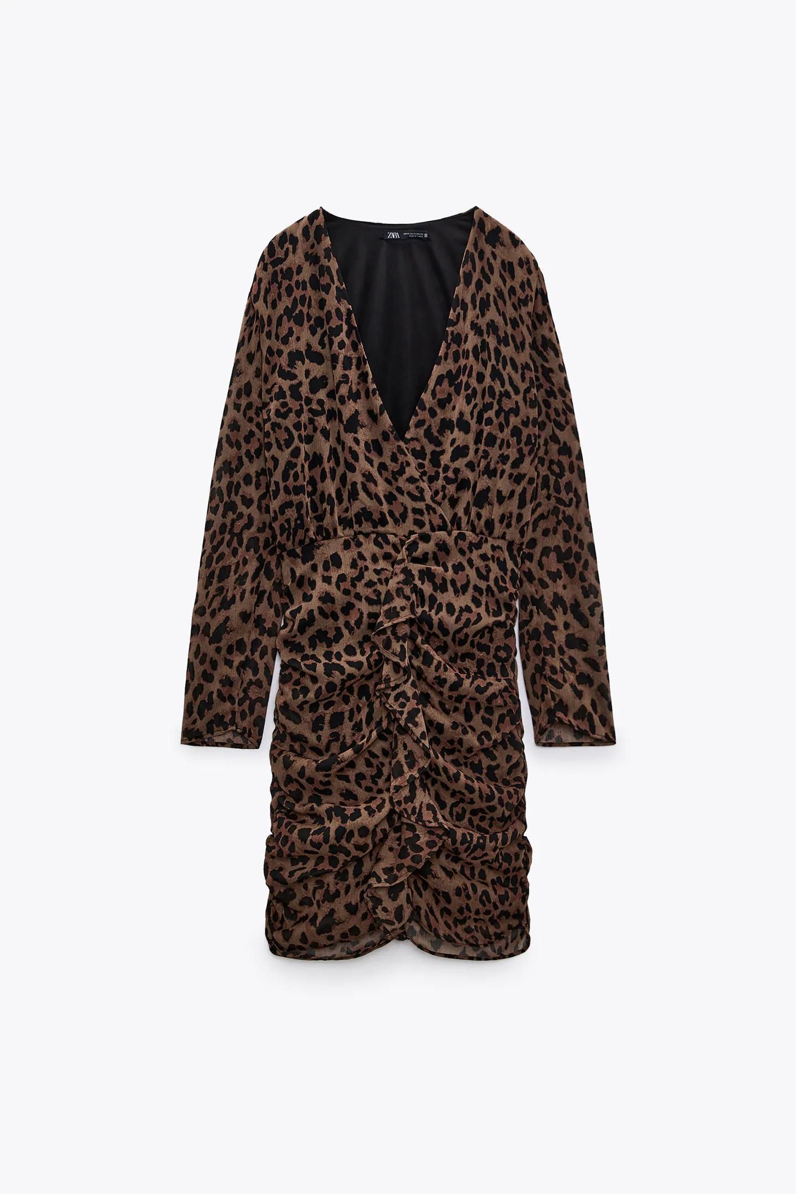 Vestido con estampado animal print de Zara.