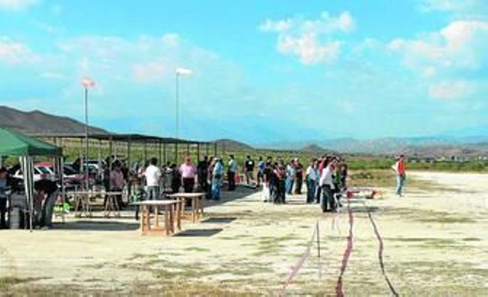 Vuelos en miniatura para planear sobre el cielo azul de Tabernas
