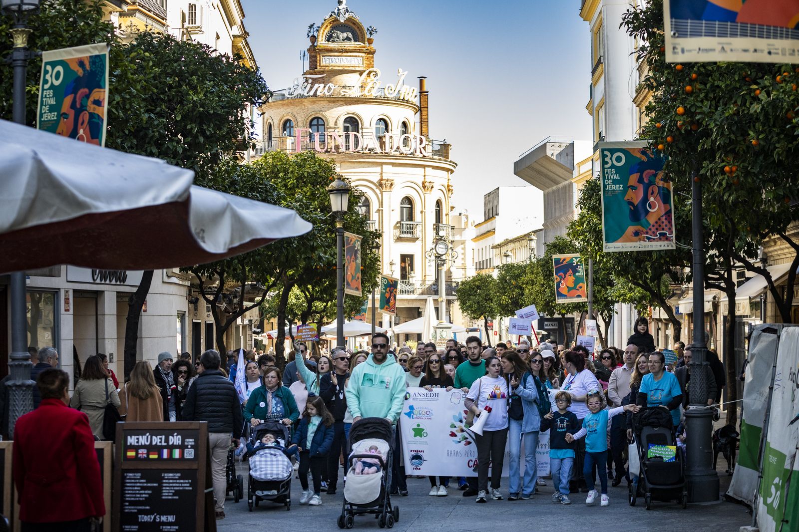 Imágenes de la marcha solidaria de las asociaciones de enfermedades raras en Jerez
