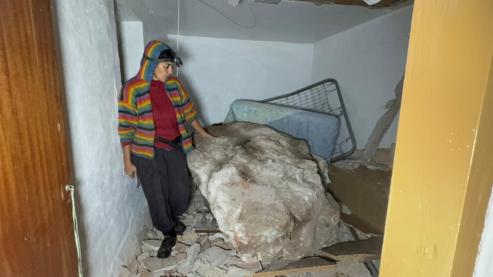 Una gran roca se estrella contra una casa en un desprendimiento en Lújar