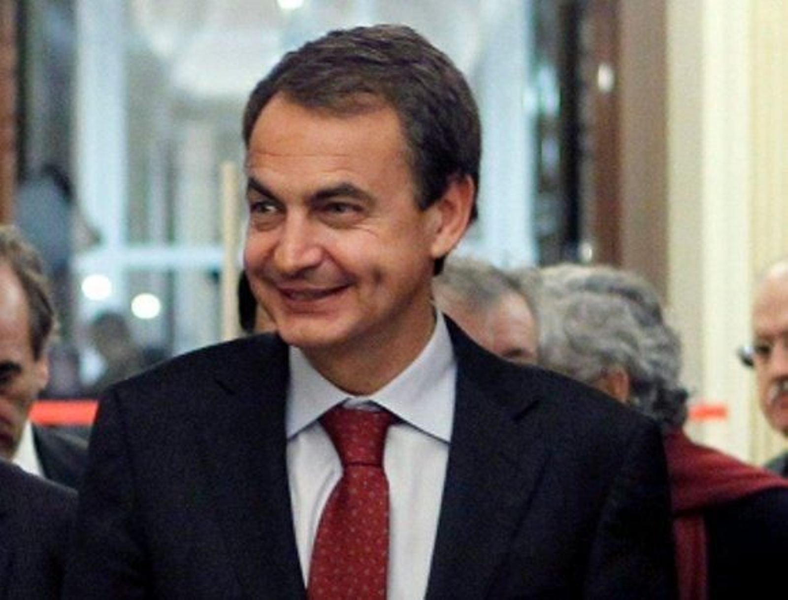 Zapatero no piensa en dimitir, pese a la caída de su popularidad