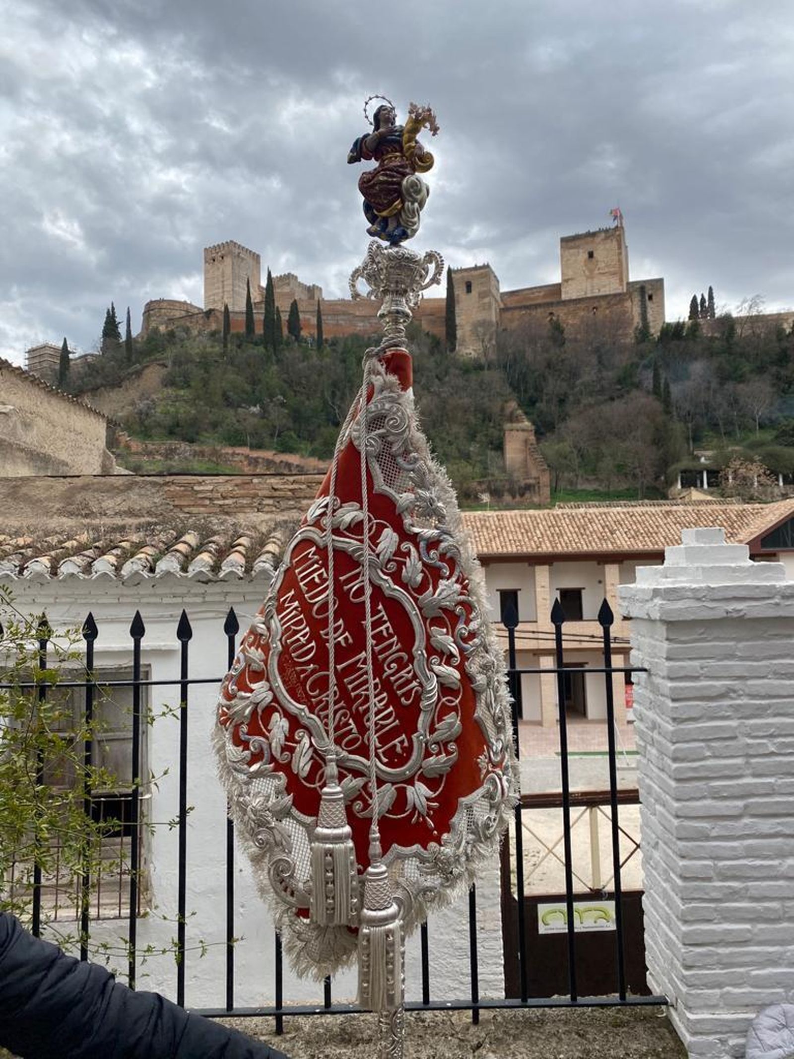 Guión de Juventud de la Hermandad de la Concepción, bordado por Martínez Hurtado