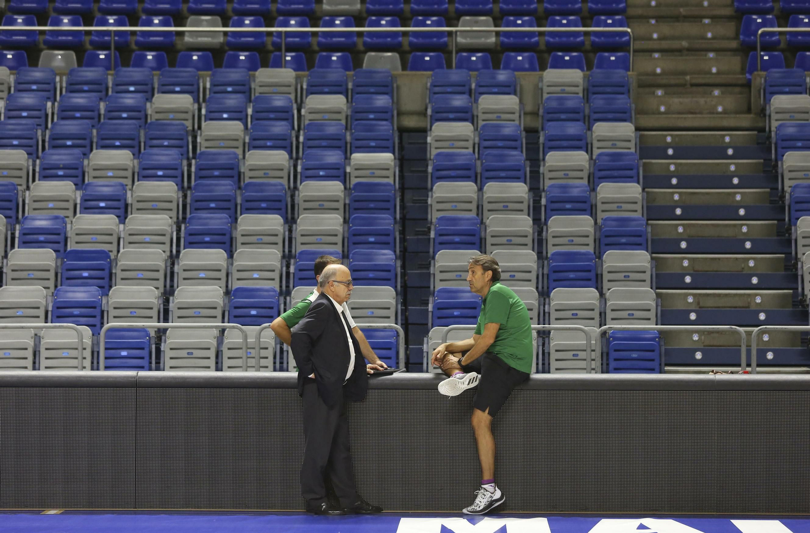 Eduardo García y Luis Casimiro dialogan tras un entrenamiento. Eduardo García y Luis Casimiro dialogan tras un entrenamiento.