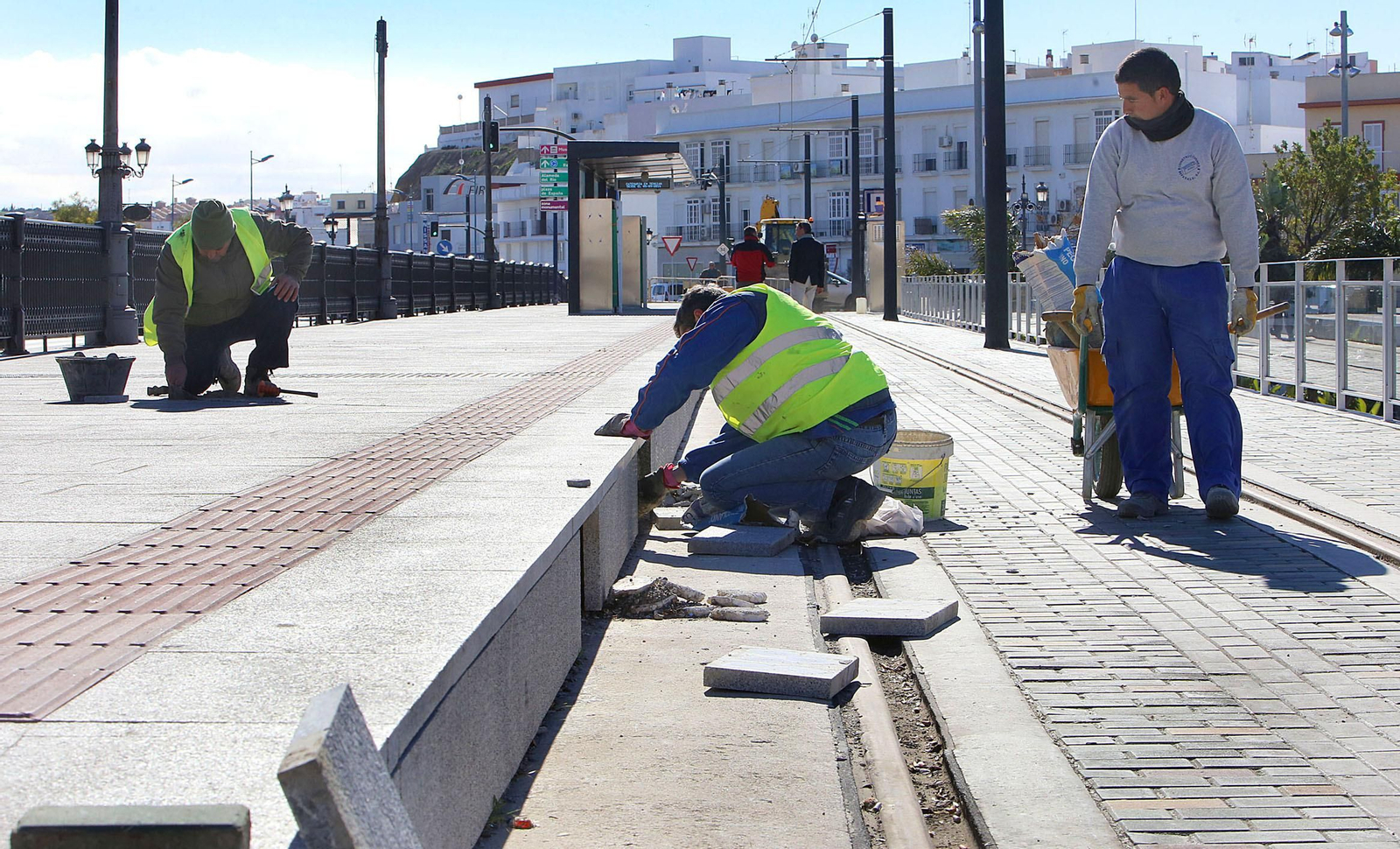 Trabajadores del tranvía siguen reparando desperfectos en diversos tramos del recorrido urbano.