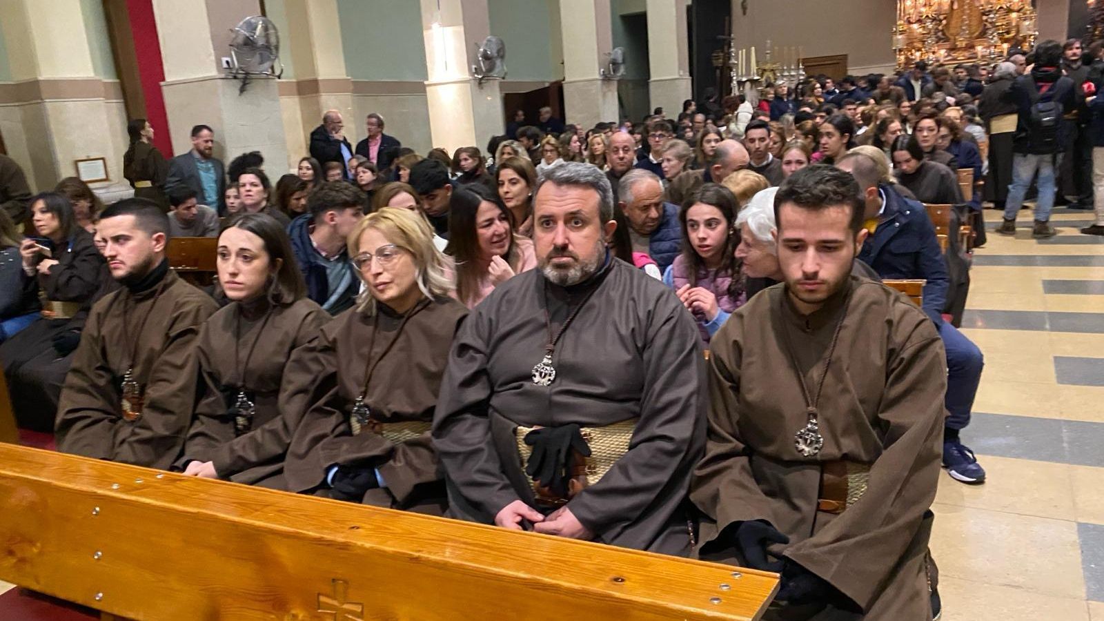 Los cofrades del Silencio escuchan a su Hermano Mayor.