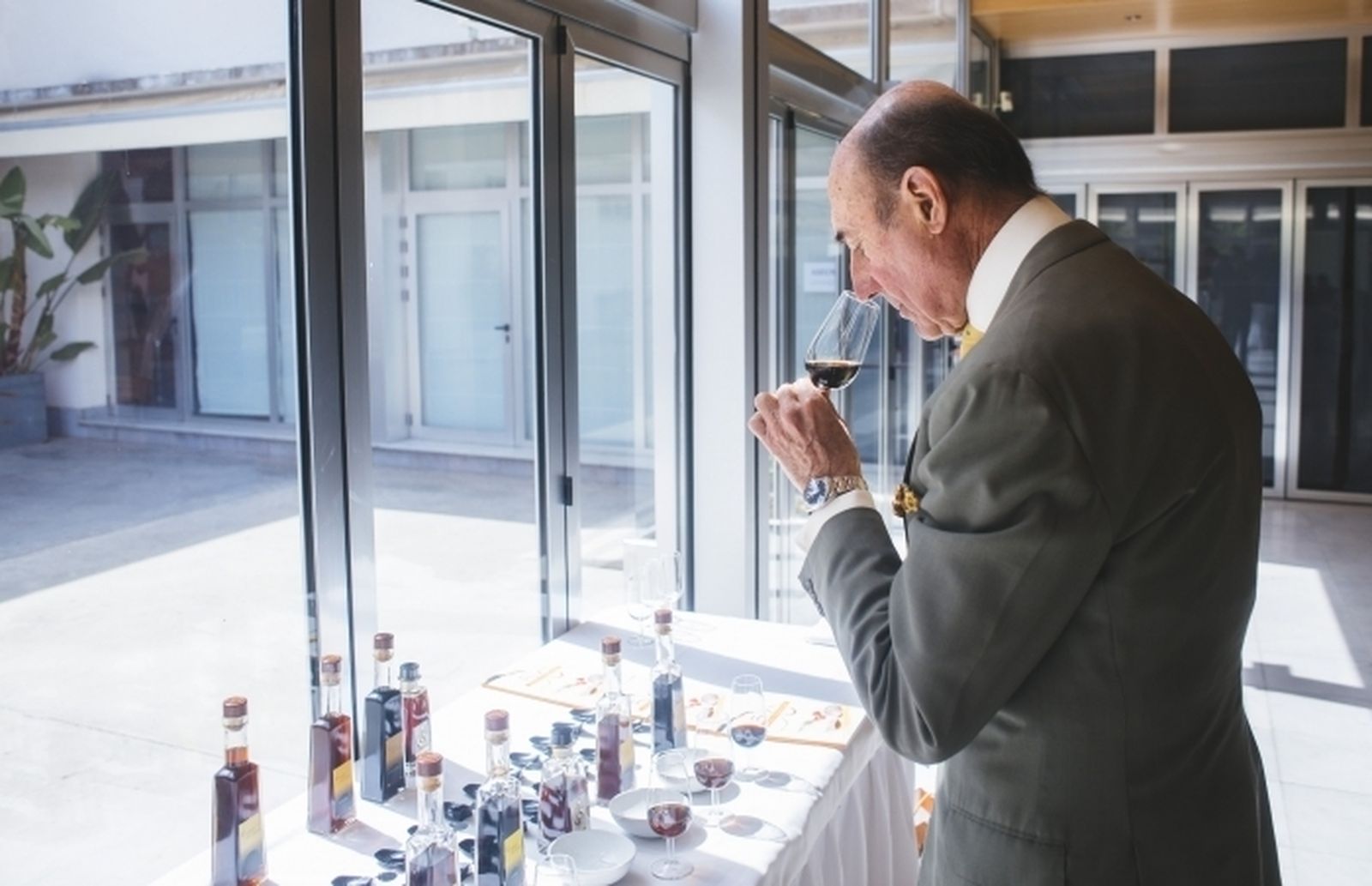 El presidente del Consejo Regulador del vino y el vinagre de Jerez, Beltrán Domecq, cata una muestra del condimento jerezano.