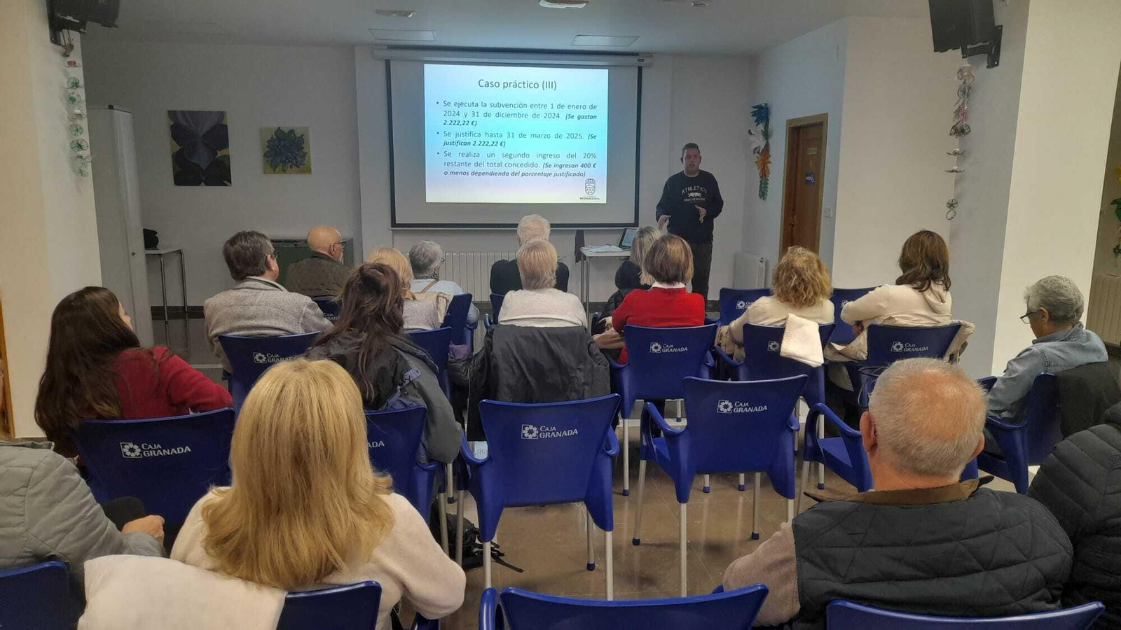 El concejal de Participación Ciudadana de Monachil presentando las subvenciones a asociaciones