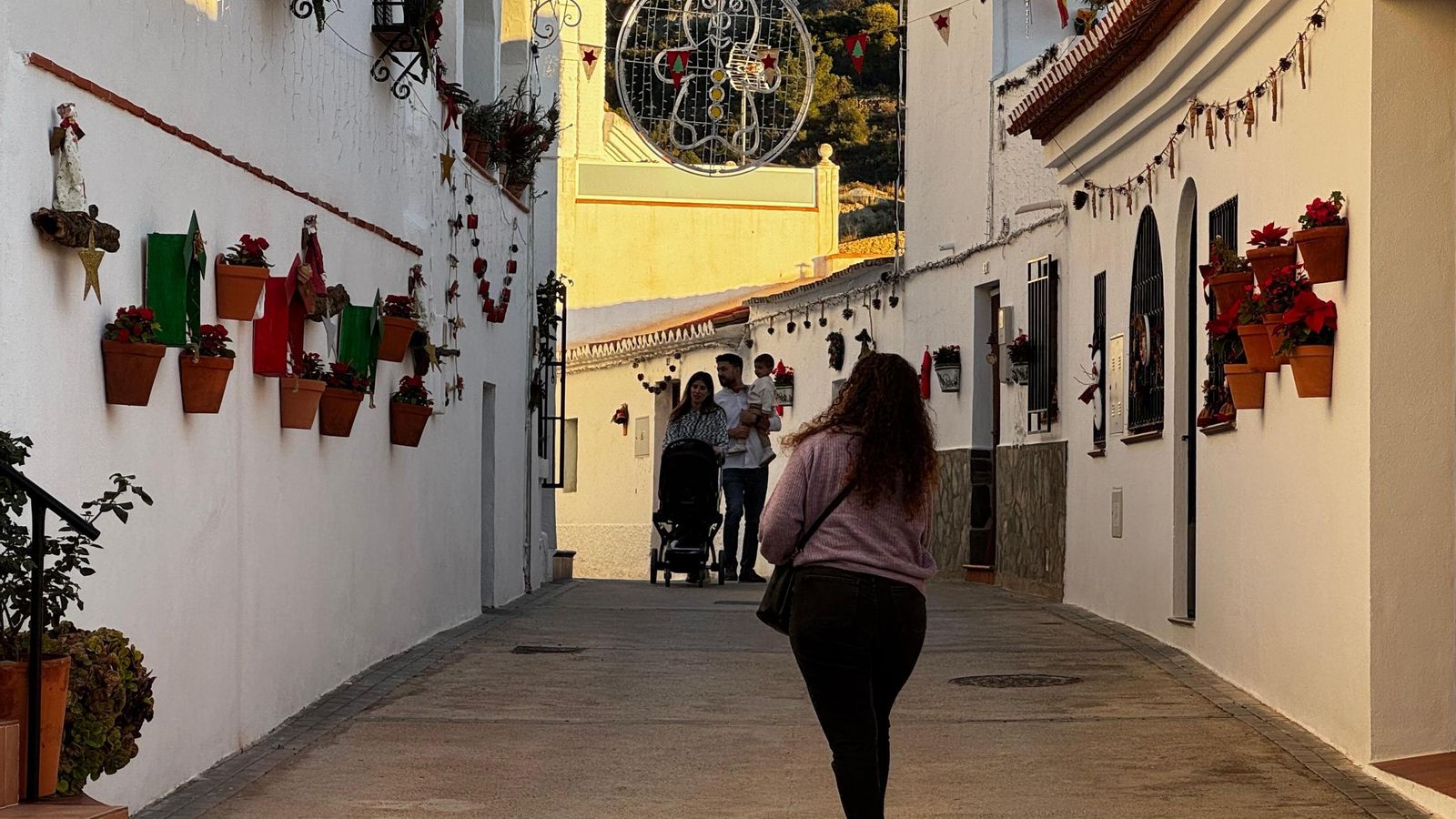 Todas las calles cuentan con decoración navideña