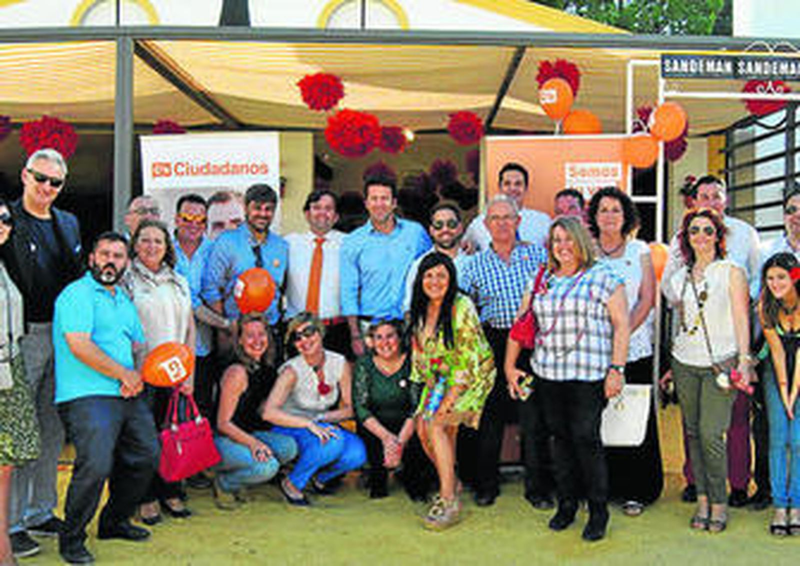 El candidato de Ciudadanos, ayer en la Feria con militantes y simpatizantes.