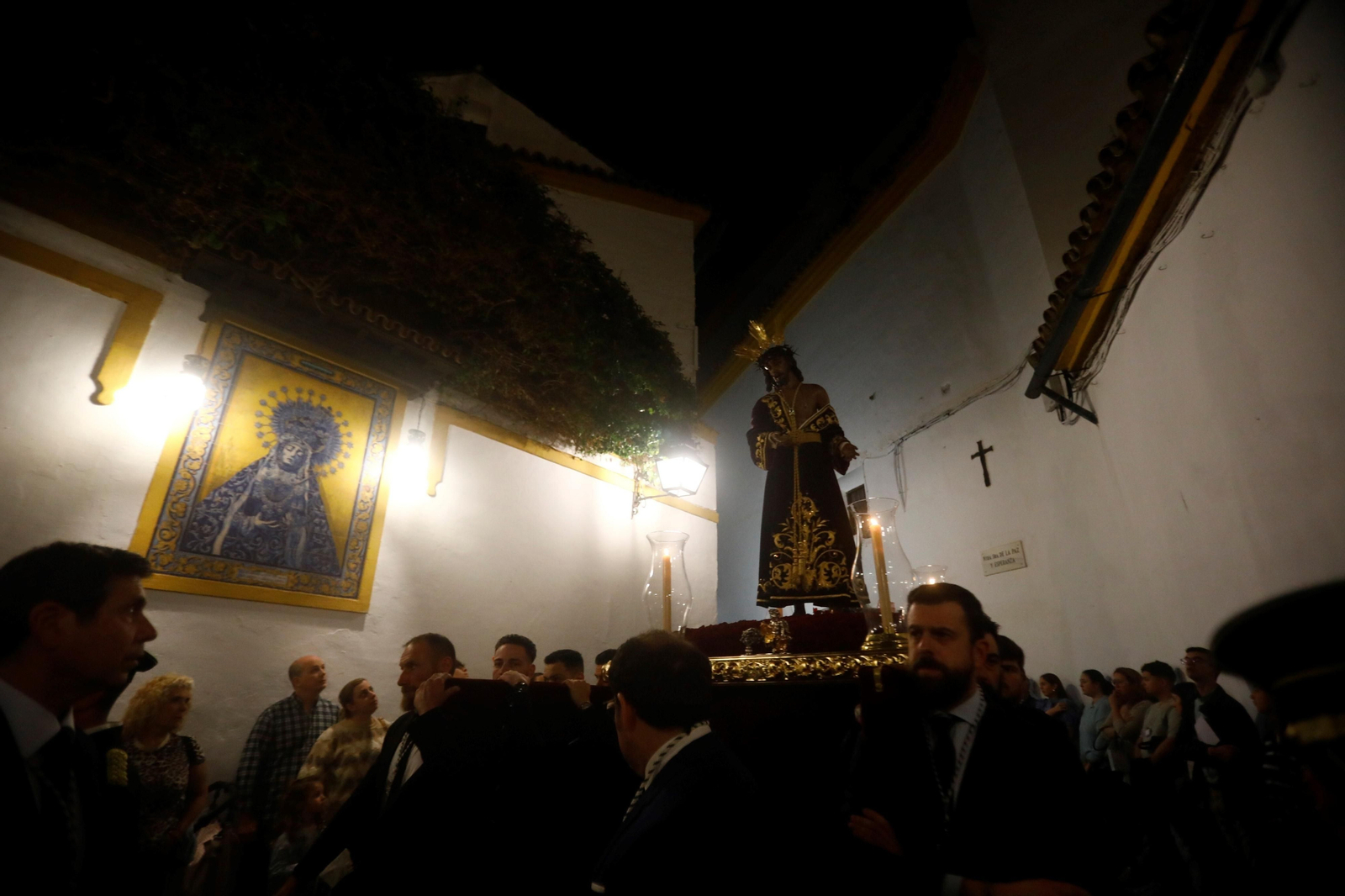 El vía crucis del Señor de la Humildad y Paciencia de Córdoba, en imágenes