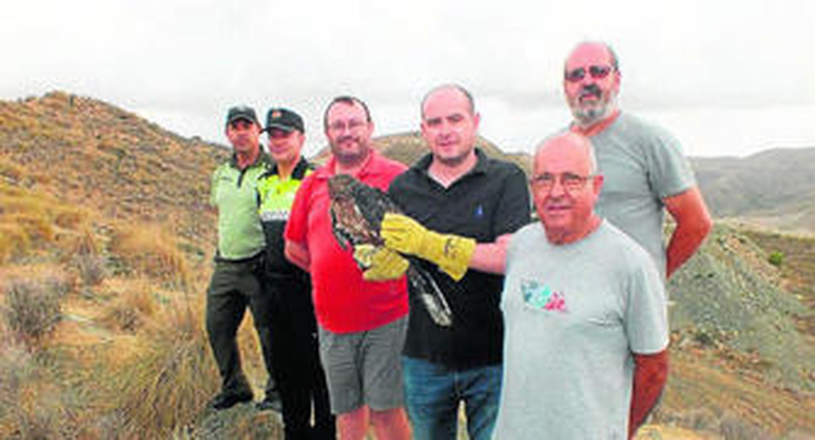 El delegado de Medio Ambiente, Antonio Martínez, durante la liberación del águila.