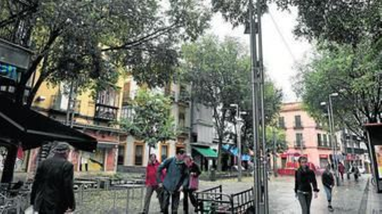 Farolas de la Plaza de la Alfalfa que serán sustituidas por unas de corte clásico. Farolas de la Plaza de la Alfalfa que serán sustituidas por unas de corte clásico.