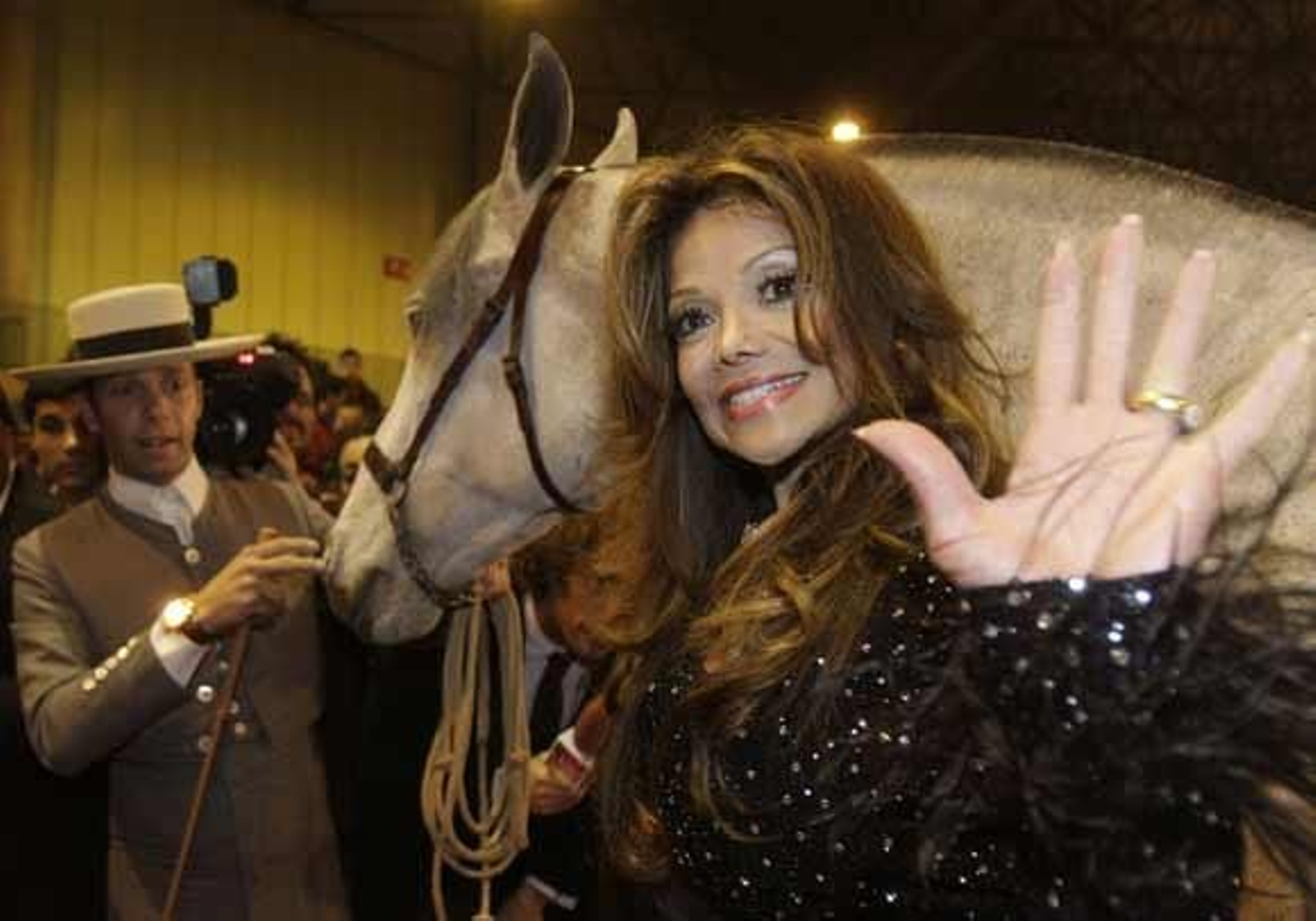 La hermana de Michael Jackson ha compartido espacio en el Sicab con otros famosos del panorama nacional tales como Cayetana de Alba o Juan Antonio Ruiz 'Espartaco'

Foto: Jose Angel Garcia