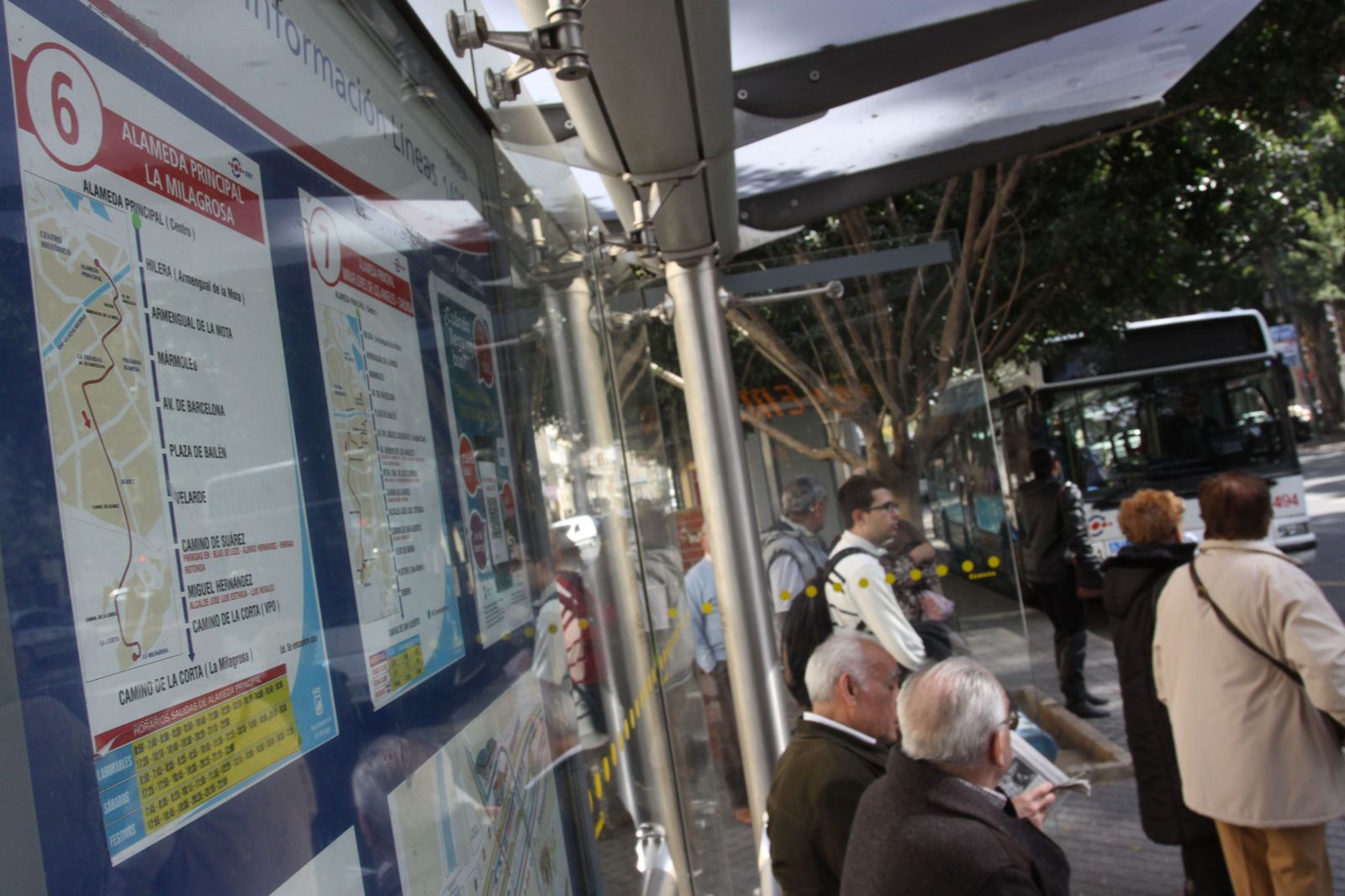 Jubilados esperan un autobús de la EMT.