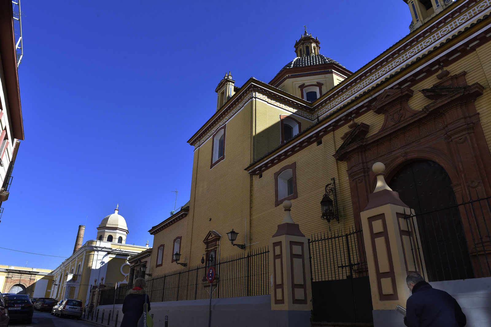 La iglesia de San Bernardo está incardinada en el cuadrilátero de su caserío.