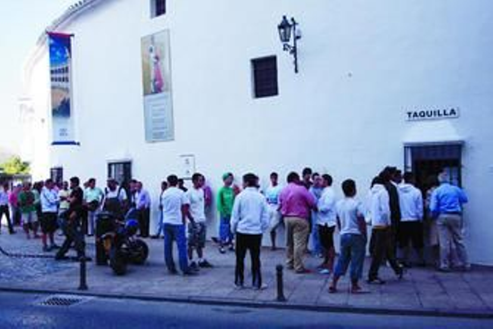 La taquilla de la plaza de toros de Ronda registró ayer largas colas.