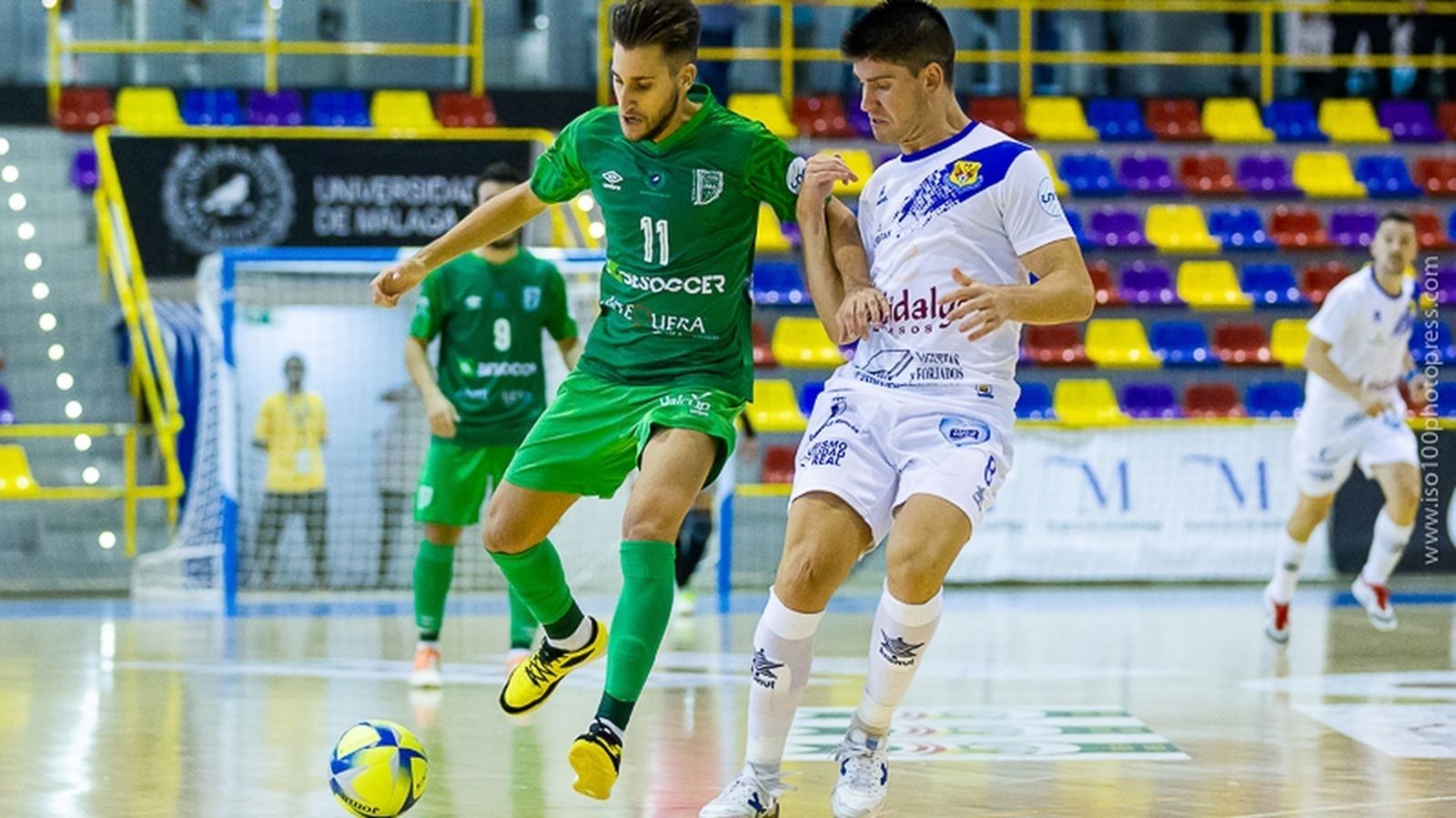 Álex Fuentes conduciendo la pelota.