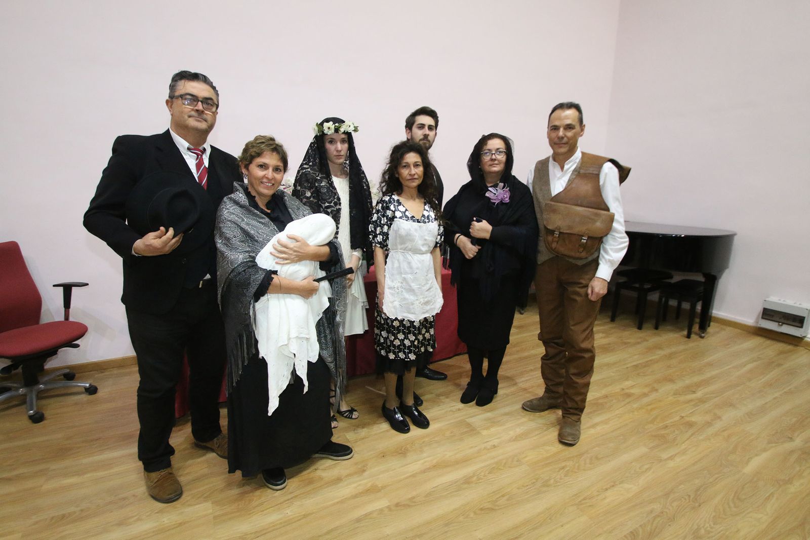 Protagonistas de la obra durante uno de los ensayos