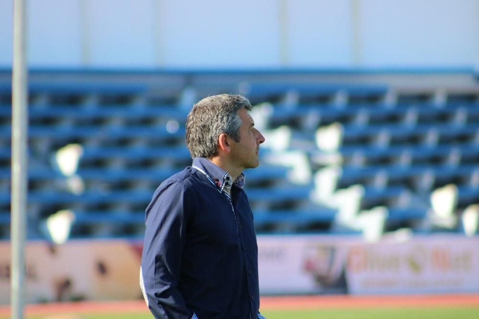 David García Cubillo observa el partido ante la Balona desde la banda.