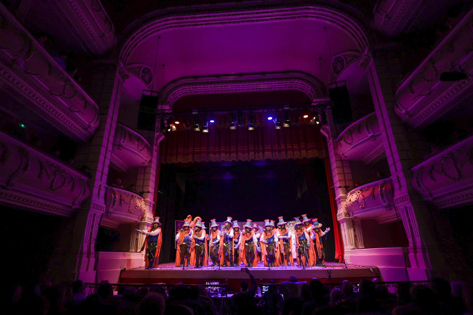 Imágenes de la actuación de la comparsa de Huelva "Los Alquimistas" en las semifinales del Carnaval Colombino