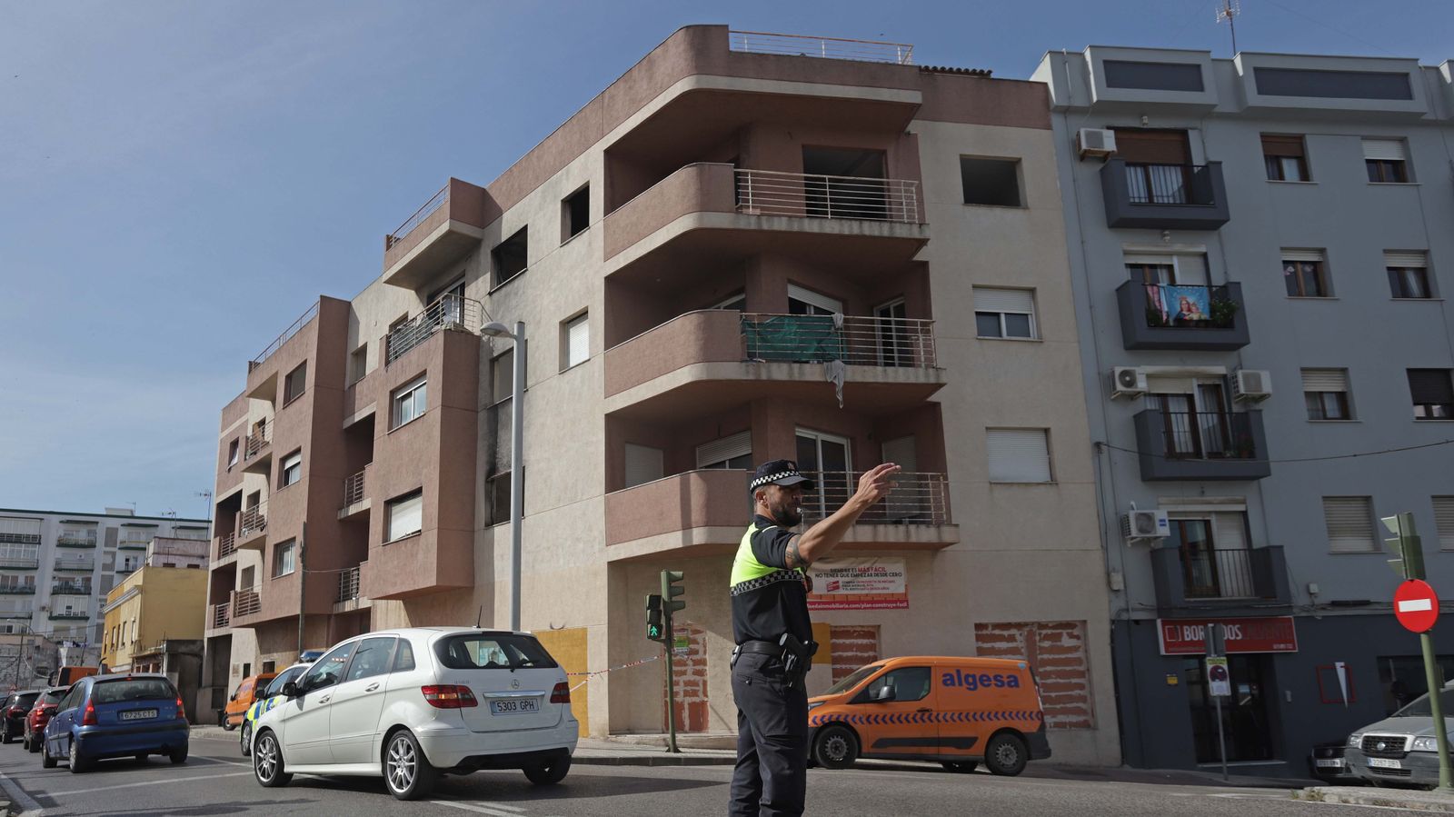 Fotos de las tareas de limpieza del edificio okupa en El Secano