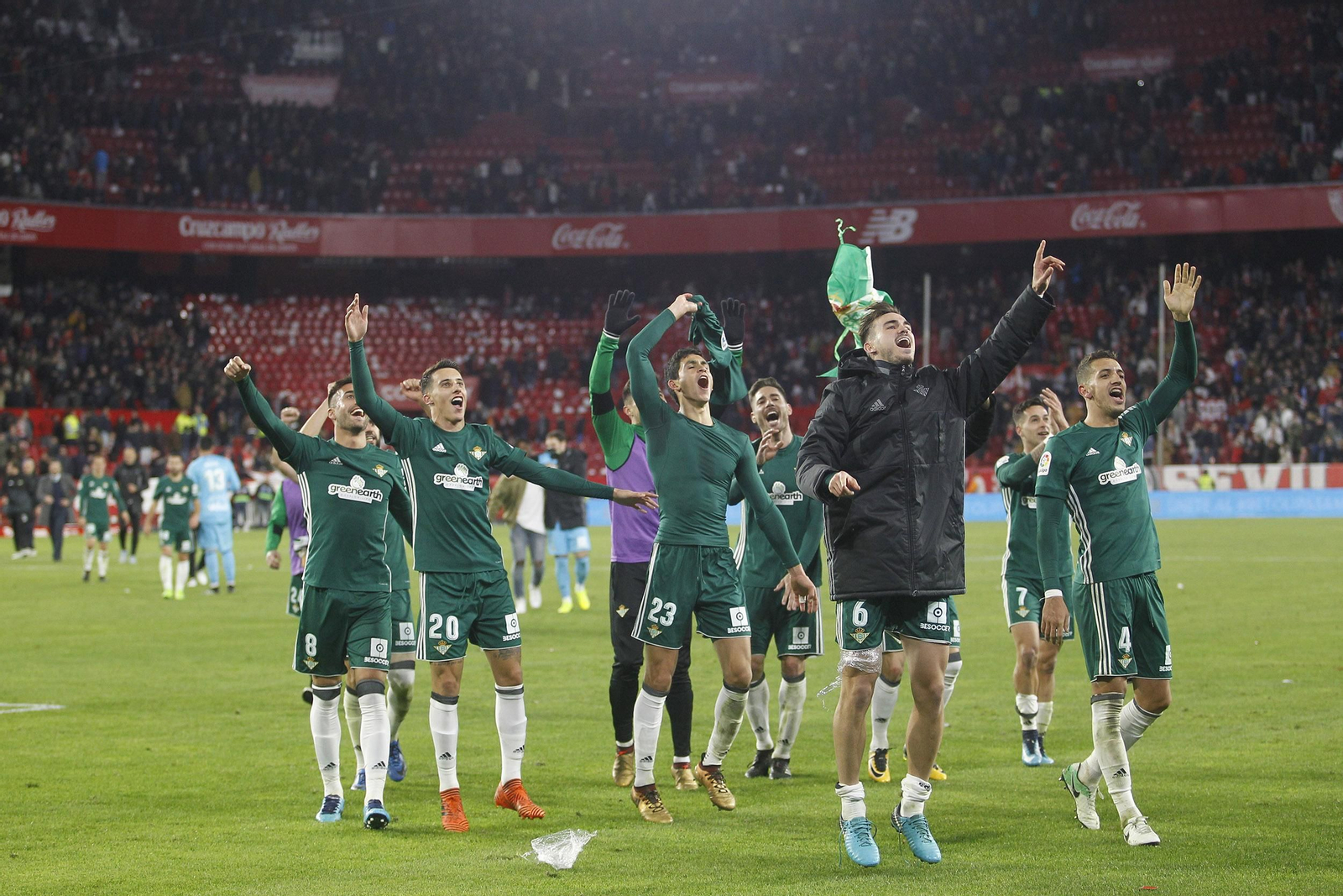 Los jugadores del Betis se acercan a la grada donde se situaban los aficionados verdiblancos para celebrar con ellos el triunfo ante el eterno rival.