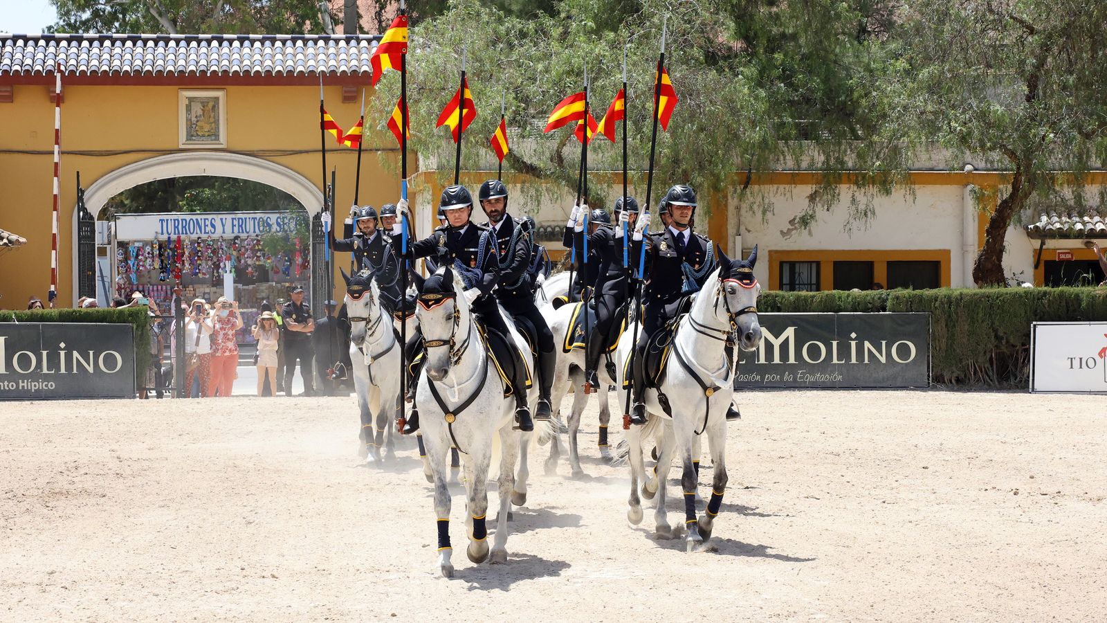 Entrega del Caballo de Oro en Jerez a la Unidad Especial de Caballería de la Policía Nacional.