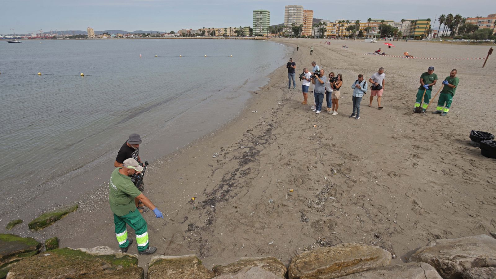 Fotos del buque hundido en Gibraltar y vertido en la playa de Poniente de La Línea