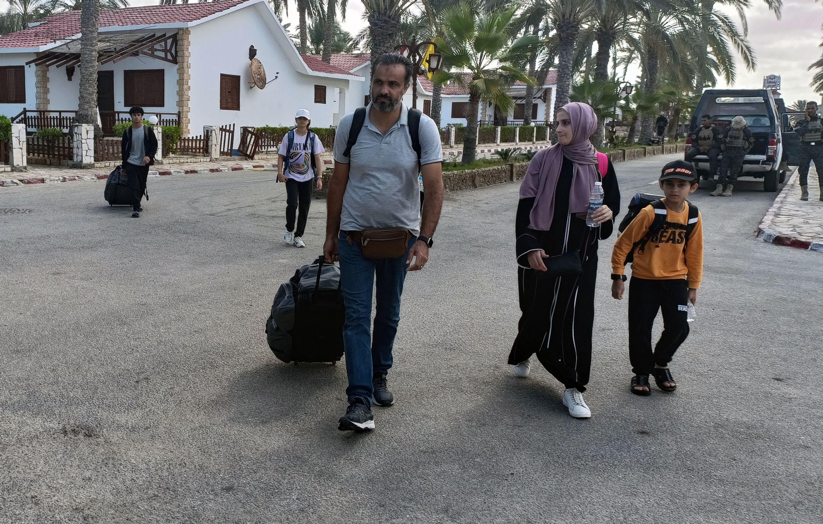 Palestinos con pasaporte alemán salen de Gaza