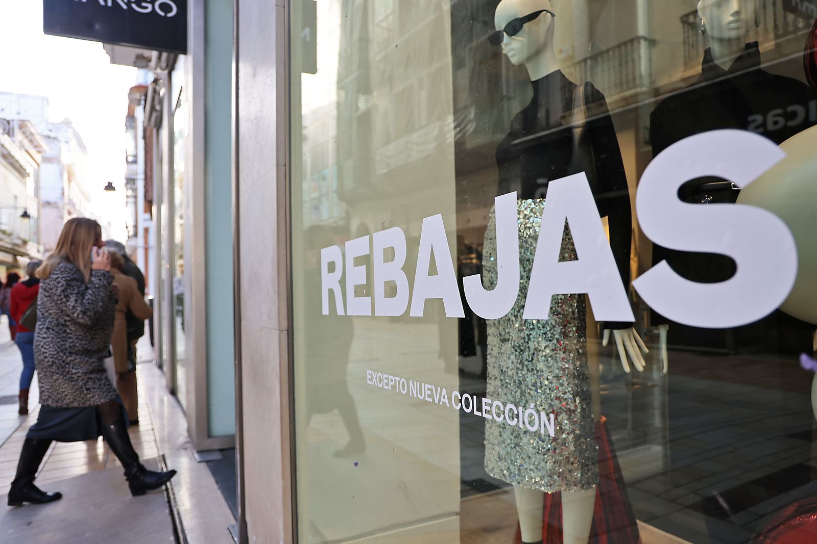 Imágenes del comienzo de las rebajas en Huelva