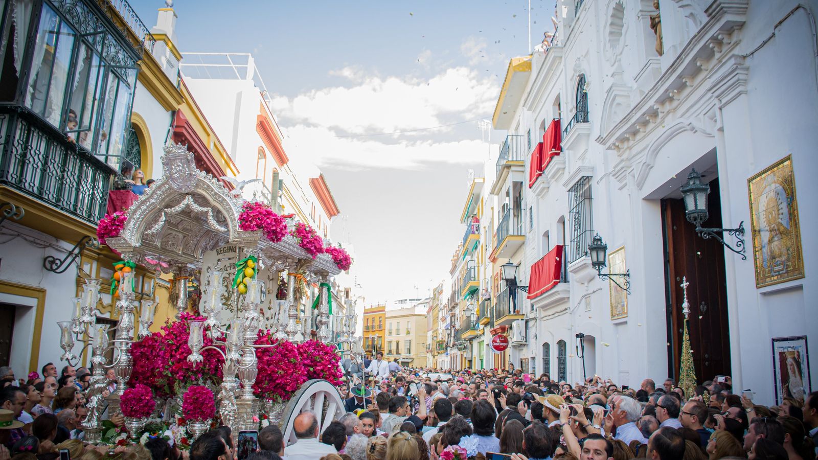 La Hermandad del Rocío de Triana a su paso por la Capilla de los Marineros