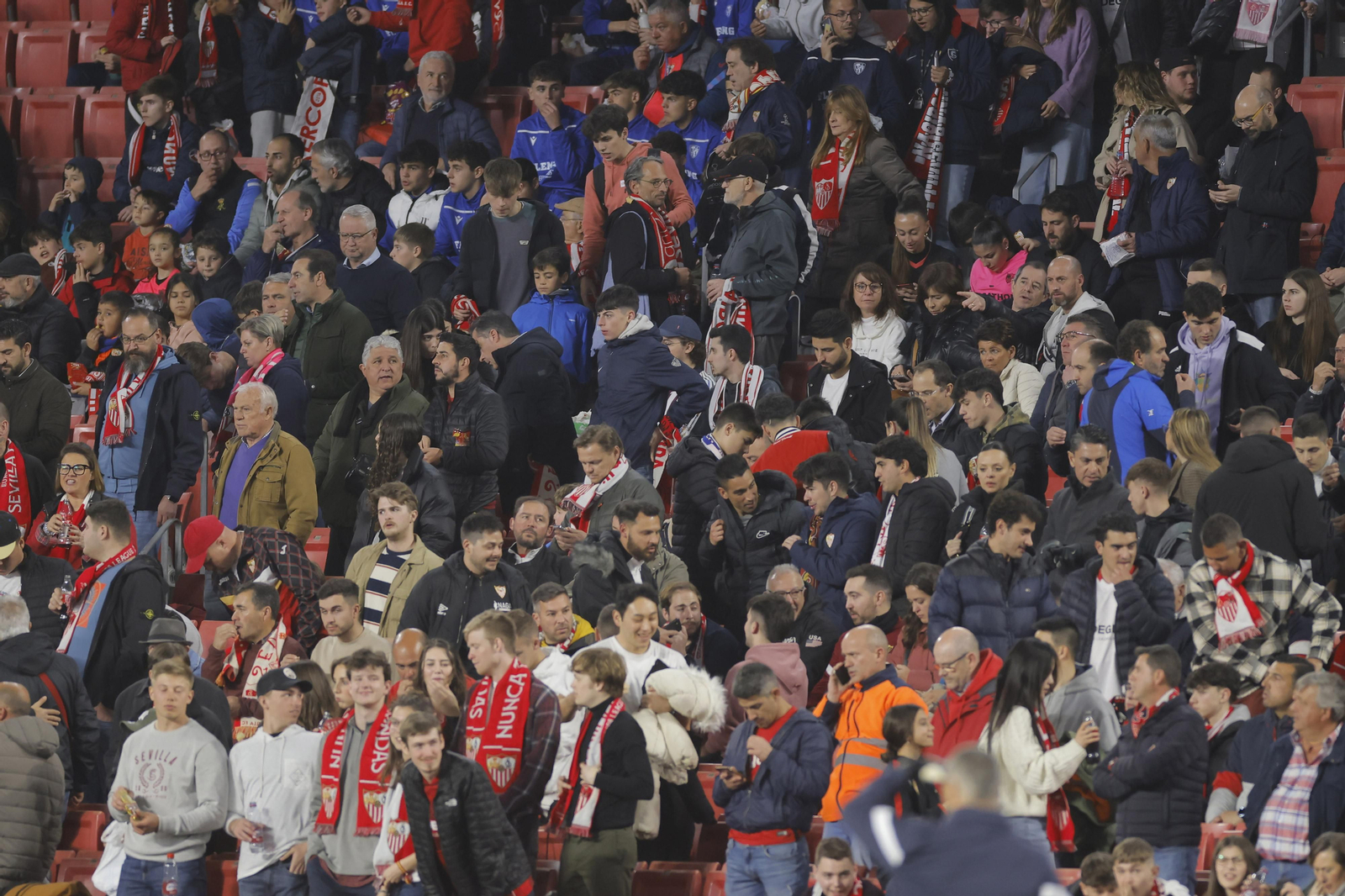 Búscate en las fotos del SEVILLA FC-PSV EINDHOVEN