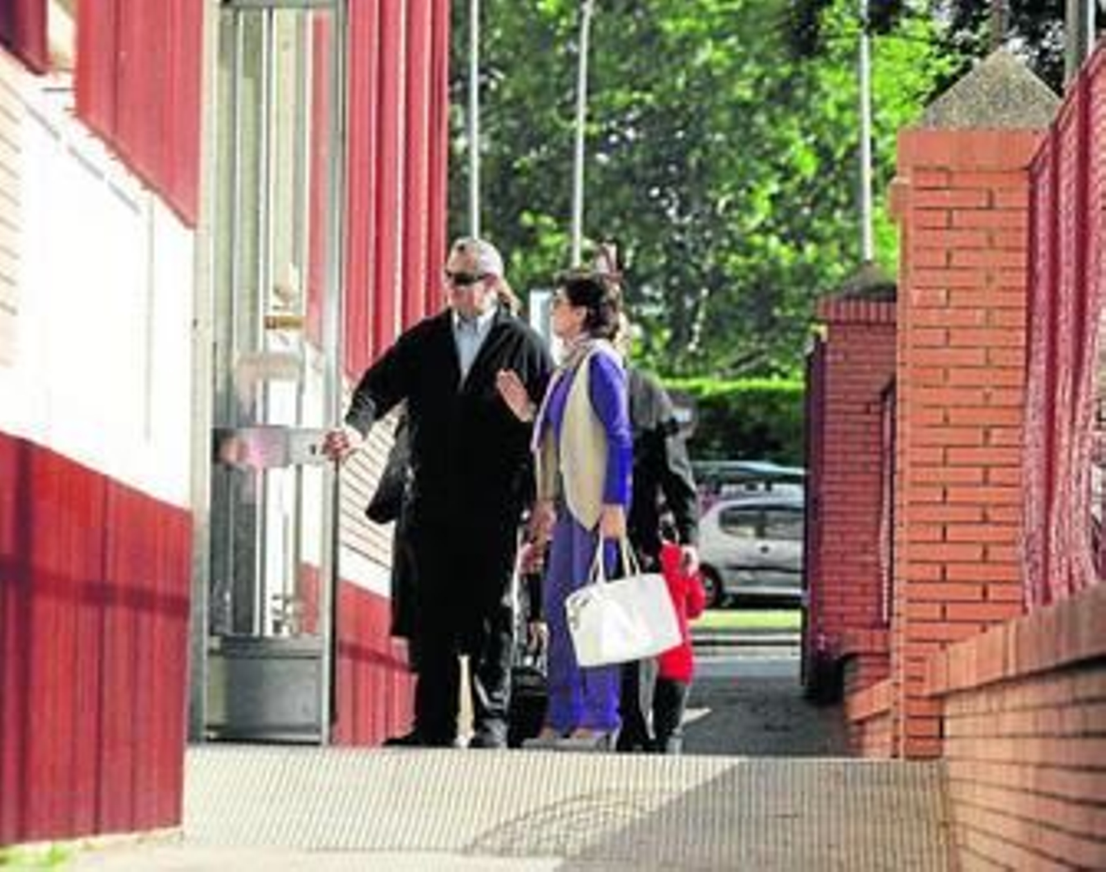 El hermano Manolo entra en los juzgados el primer día de la celebración del juicio.