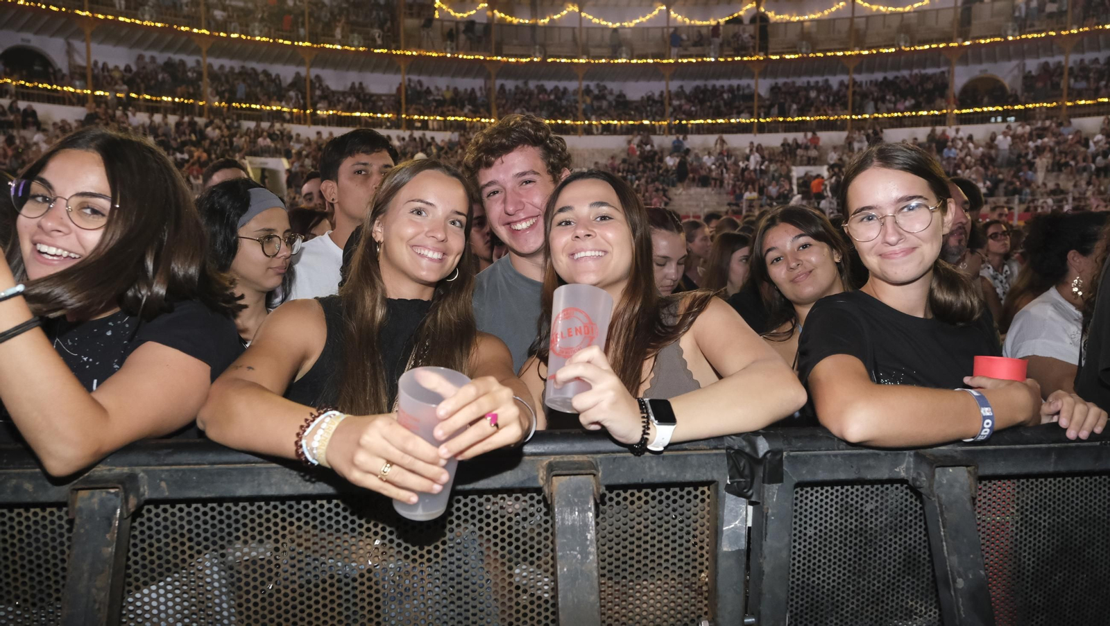 El concierto de Melendi llena de fans la Plaza de Toros de Almería, en imágenes