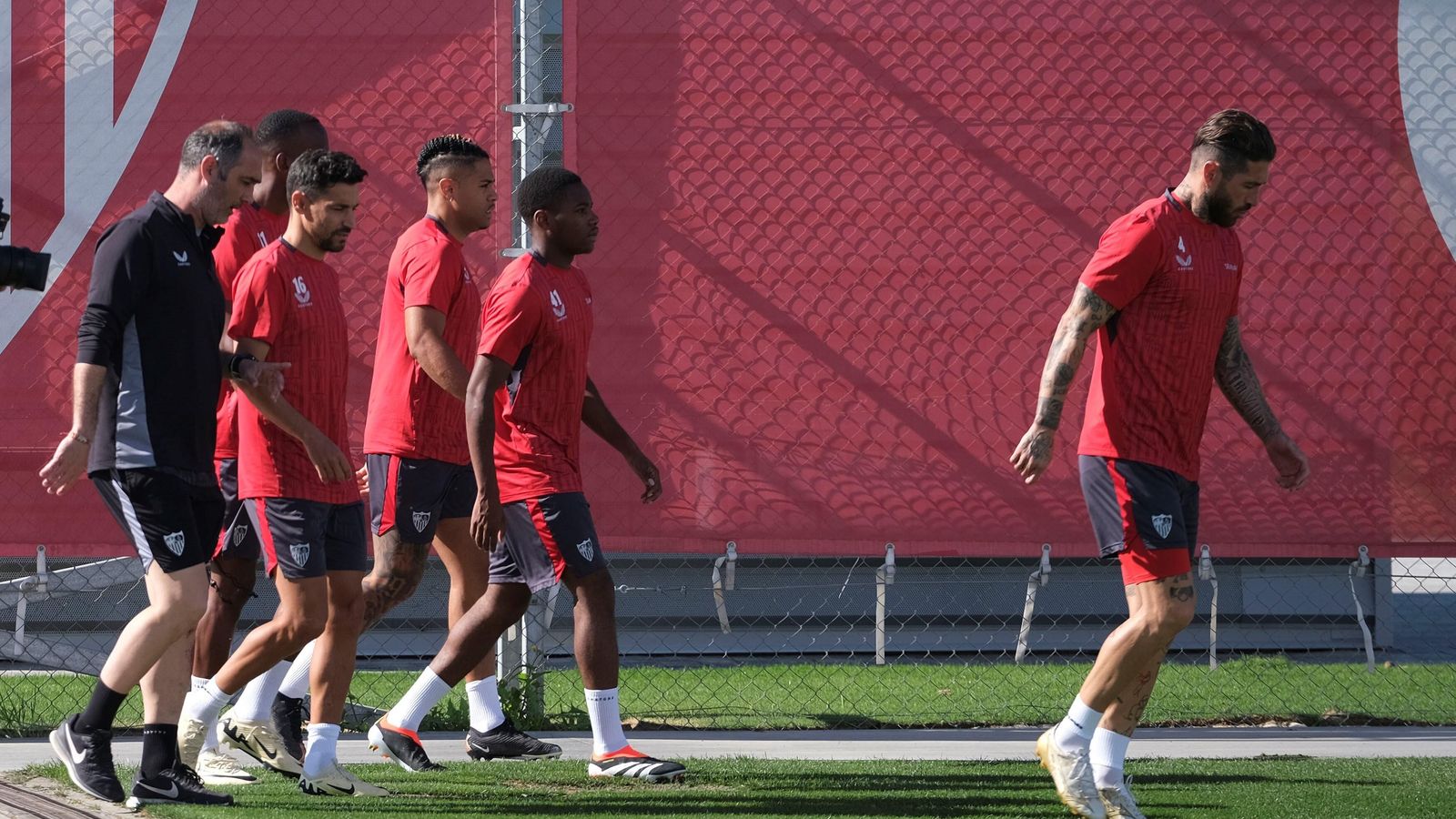 Mariano, tras Idumbo y ante Jesús Navas, sigue a Sergio Ramos hacia el campo de entrenamiento.