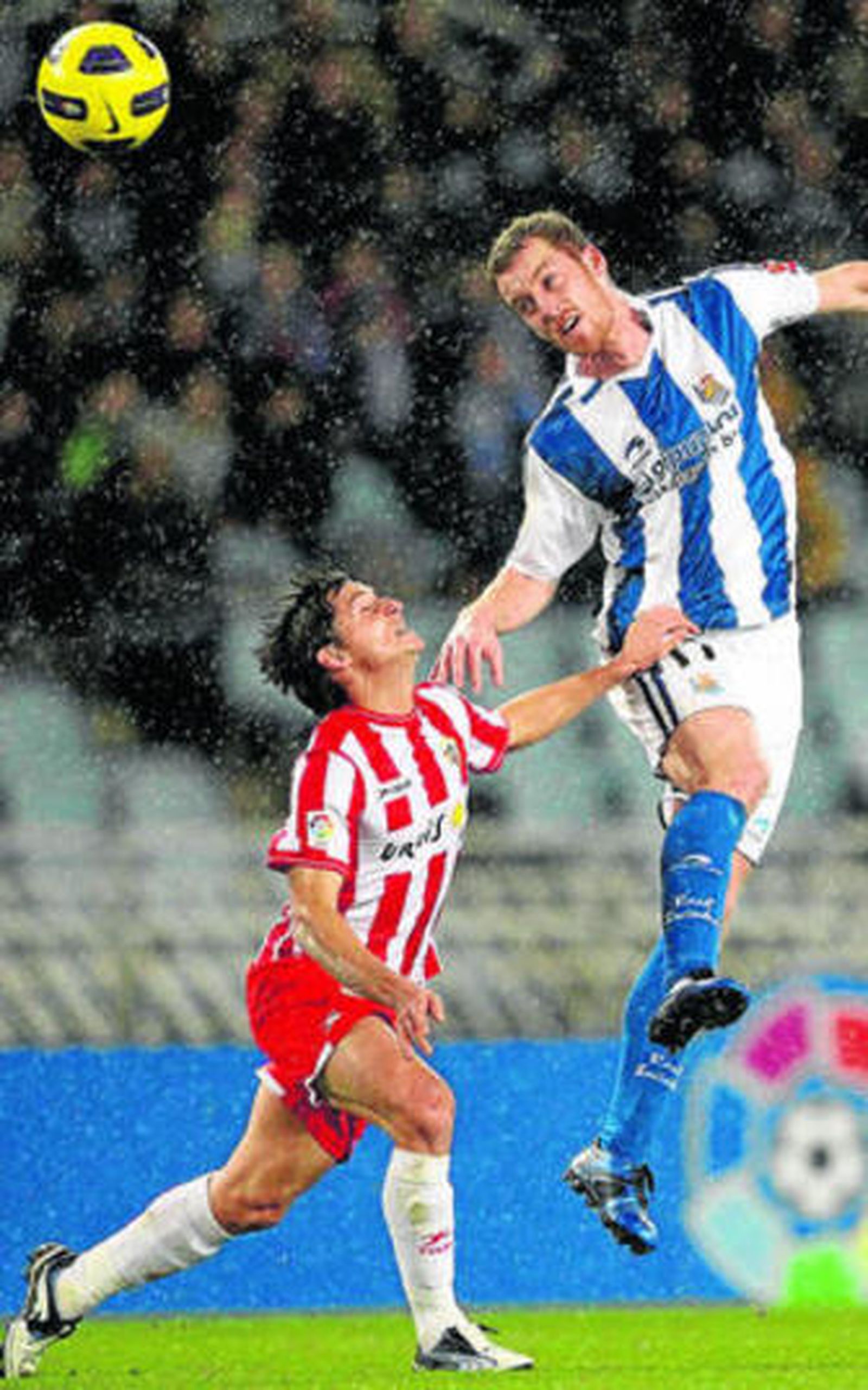 Zurutuza remata de cabeza ante la presencia de Piatti.