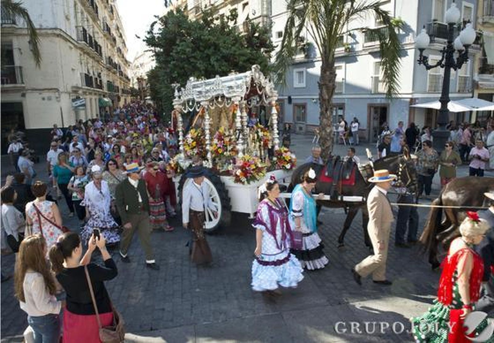 El Simpecado de la capital inicia su camino mientras las primeras hermandades gaditanas alcanzan Bajo de Guía. 

Foto: Joaquin Hernandez Kiki