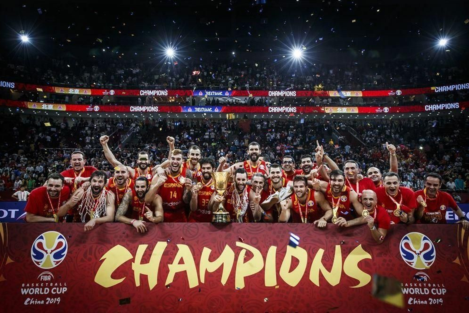 España celebra la medalla de oro en la ceremonia de entrega. España celebra la medalla de oro en la ceremonia de entrega.