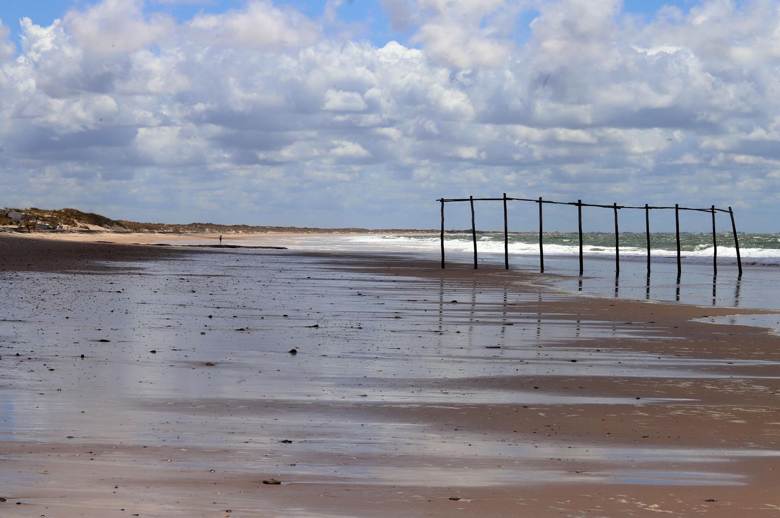 ¿En qué playa de Huelva se encuentran estos palos y para qué sirven?