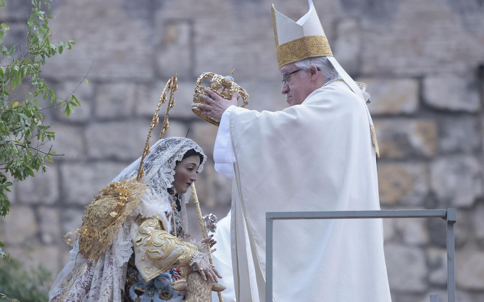 Momento en que el arzobispo de Sevilla corona a la Divina Pastora.
