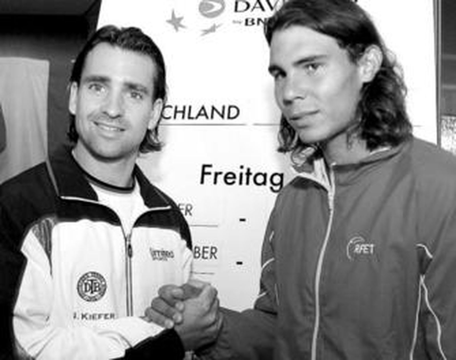 Nicolas Kiefer y Rafa Nadal se dan la mano después del sorteo celebrado ayer.