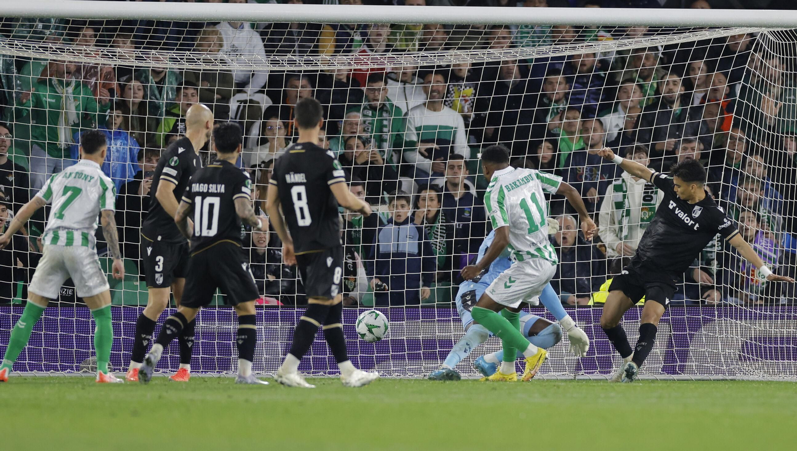 Bakambu acierta para marcar el primer gol bético.