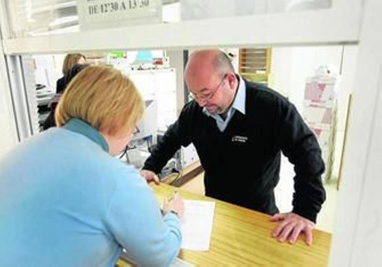 Personal del Ayuntamiento de Córdoba en un colegio público de la capital.