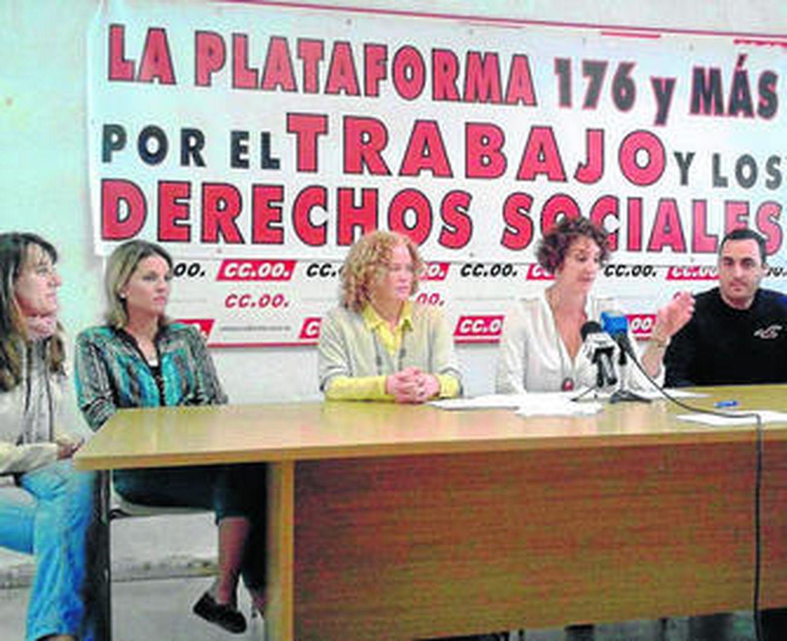 Representantes de los trabajadores despedidos.