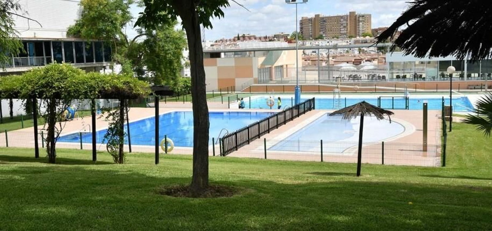 Tomares dispone de tres piscinas municipales en las instalaciones del Polideportivo Municipal Mascareta.