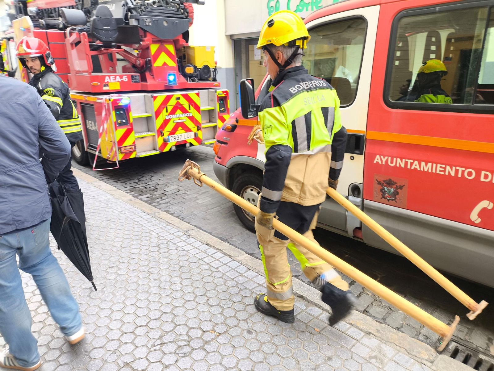 Fotos del incendo en la iglesia de San Antonio Abad, sede de la hermandad del Silencio