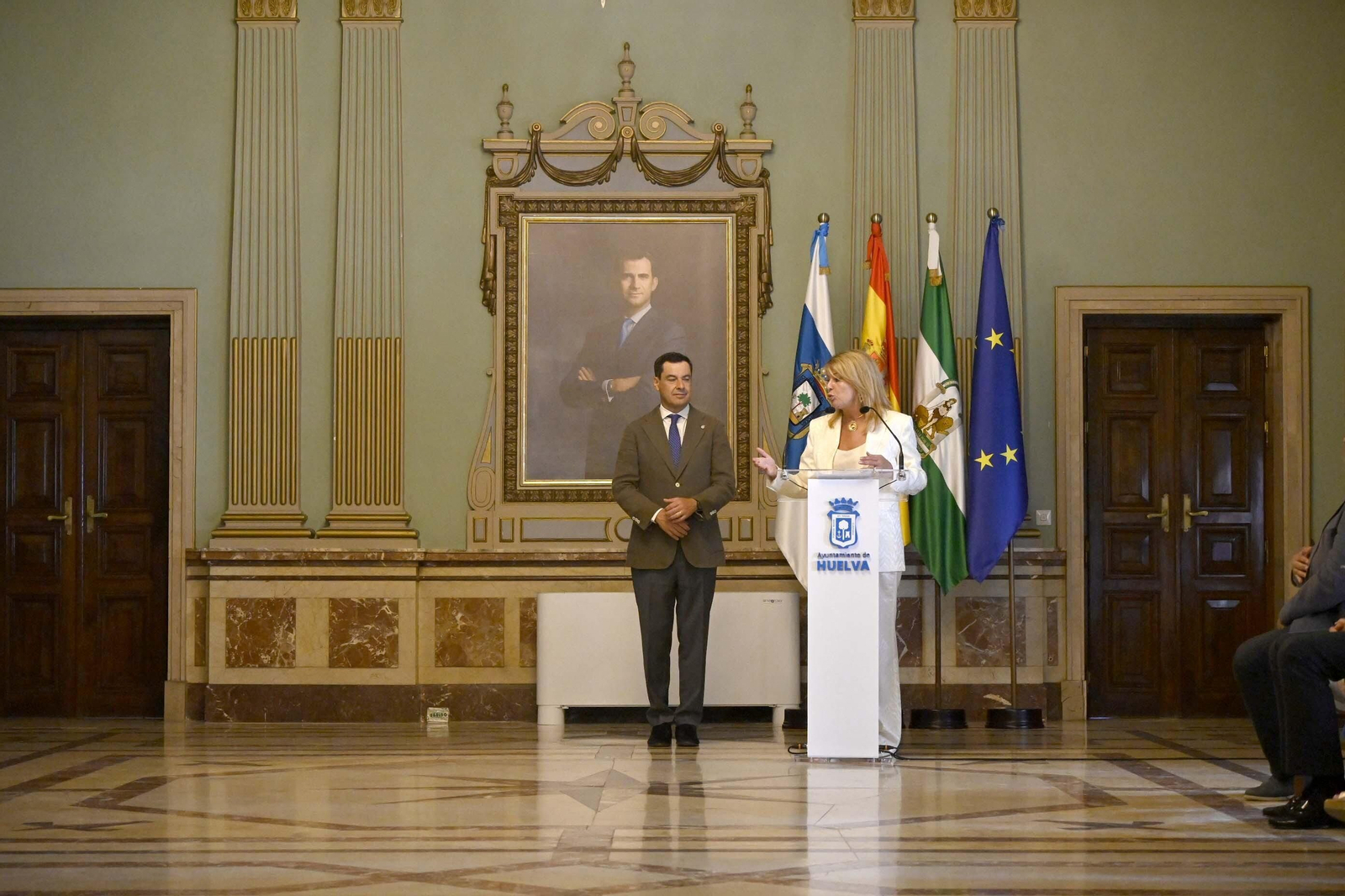 Visita de Juanma Moreno al Ayuntamiento de Huelva, en Imágenes