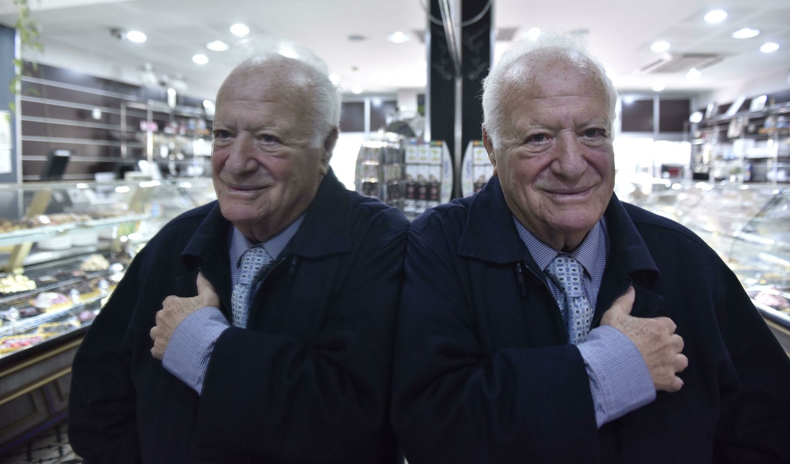 Enrique Corona, en la cafetería Ochoa de la calle Sierpes.