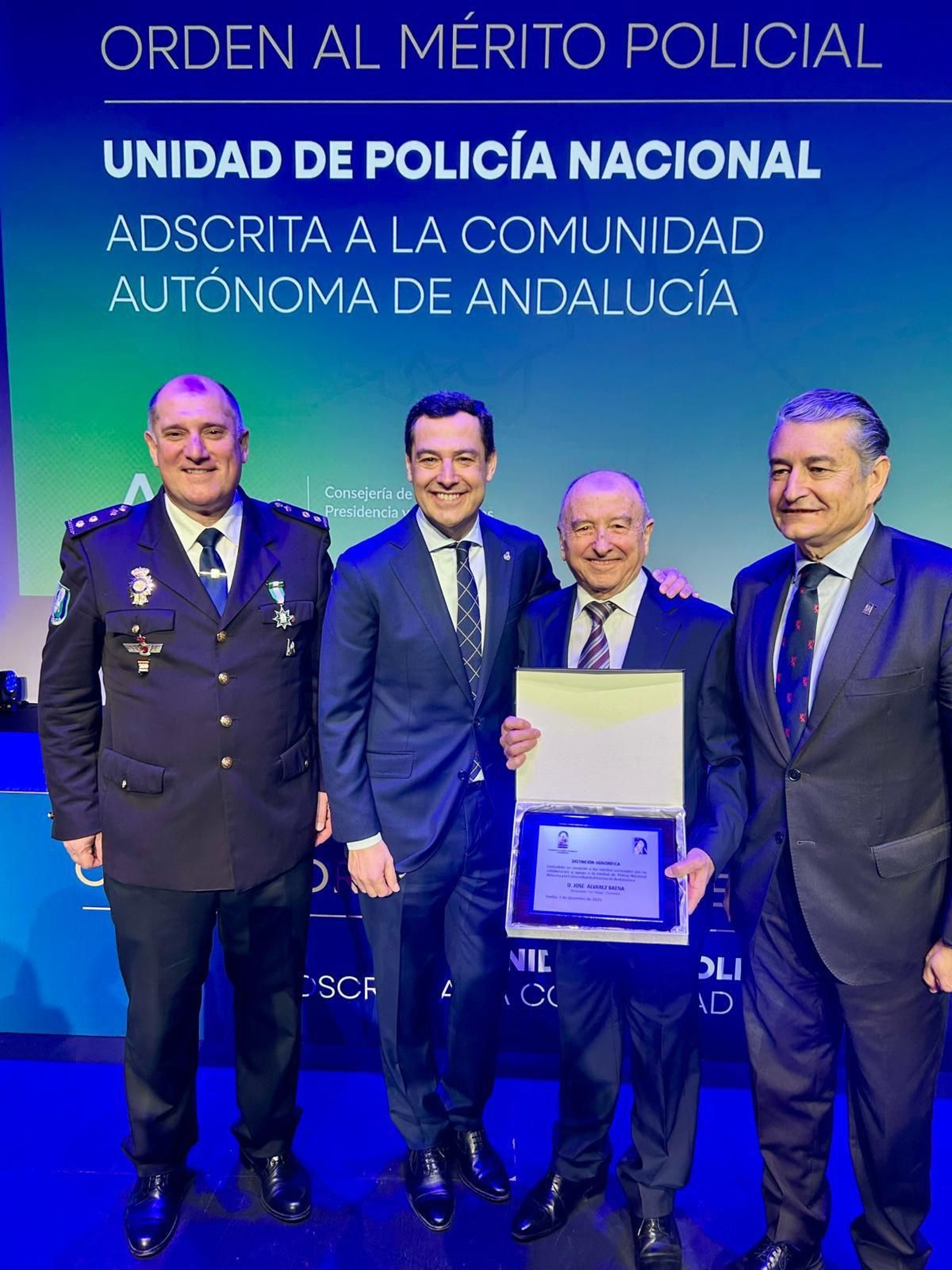 José Álvarez junto a varios cargos públicos y policiales en el acto de entrega.